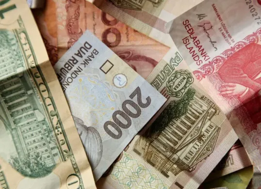 Ilustrasi uang rupiah melemah terhadap dolar AS, simak informasinya. (Sumber: Freepik)