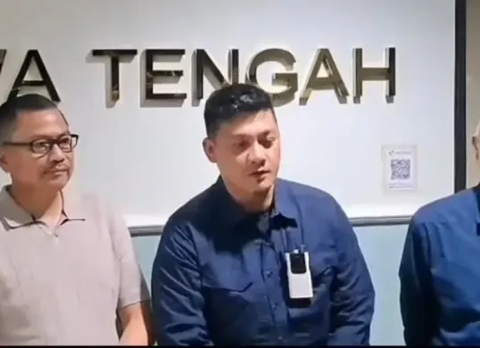 Seorang anggota tim pengamanan protokoler Kapolri, Ipda Endry Purwa Sefa memohon maaf dan langsung mendatangi kantor jurnalis yang diintimidasinya. (Sumber: Capture Instagram @warungjurnalis)