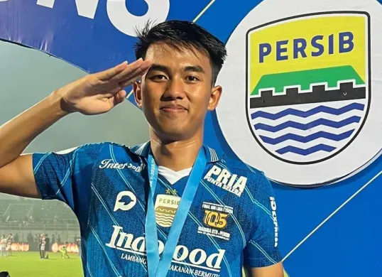 Bek muda Persib Bandung, Kakang Rudianto akan segera melepas masa lajangnya setelah bertunangan dengan gadis pujaan hatinya asal Bogor. (Sumber: Instagram Kakang Rudianto)