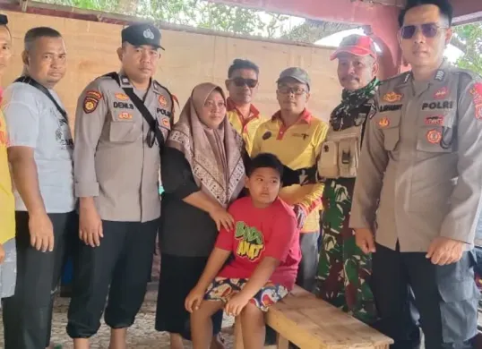 Tim Balawista Pandeglang bersama polisi saat mempertemukan anak yang terpisah dari orang tuanya di Pantai Carita. (Sumber: Dok. Balawista Pandeglang)