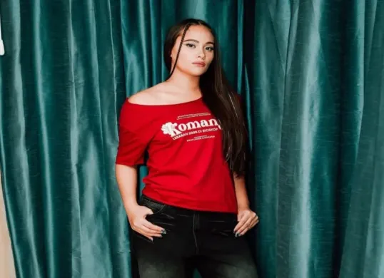 Aurora Ribero, aktris muda berbakat yang memukau dalam peran utamanya di film "Komang". (Sumber: Instagram/@auroraribero)