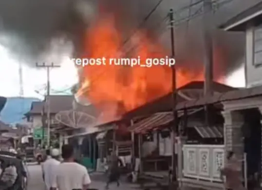 Seorang anak di Madina, Sumut nekat membakar rumah orang tuanya. (Sumber: Tangkap Layar Instagram/@rumpi_gosip)