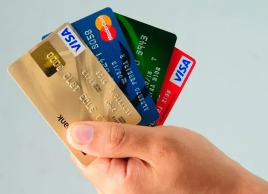 Belakangan ini, media sosial diramaikan oleh berbagai spekulasi seputar pemblokiran layanan perbankan, terutama ATM dan m-Banking, yang dikabarkan akan terjadi secara serentak pada tanggal 8 April 2025. (Sumber: Pinterest)
