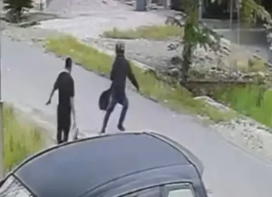 Seorang pencuri emas sebanyak 300 gram nekat melancarkan aksinya di siang hari. (Sumber: Tangkap Layar Instagram/@medsoszone)