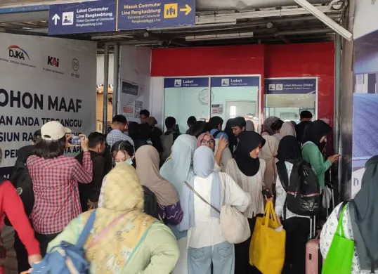 Ribuan pemudik saat antre di loket Stasiun KRL Rangkasbitung, Kabupaten Lebak. (Sumber: Poskota/Samsul Fatoni)