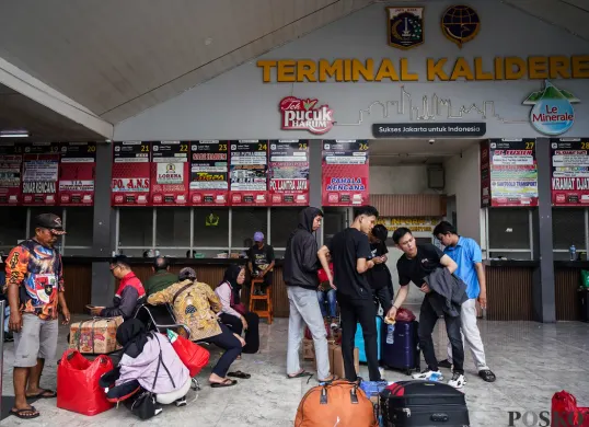 Pemudik arus balik membawa barang bawaannya di Terminal Kalideres, Jakarta Barat. Disub DKI Jakarta telah menyiapkan angkutan lanjutan di 7 terminal. (Sumber: Poskota/Bilal Nugraha Ginanjar)