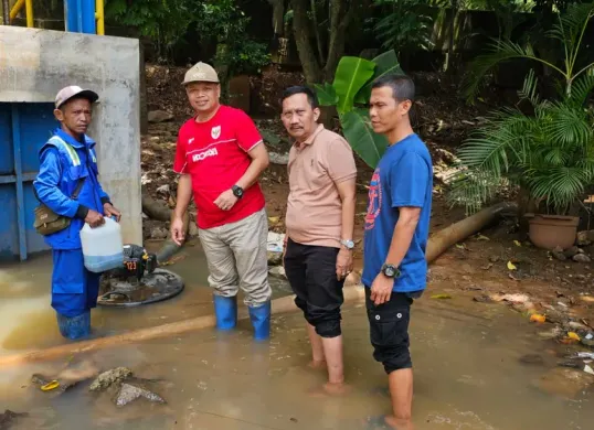 Penyiagaan pompa portabel guna mengatasi genangan di wilayah Kembangam Utara, Jakarta Barat, akibat Kali Angke meluap, Senim 7 April 2025. (Sumber: Dok. Pemkot Jakbar)