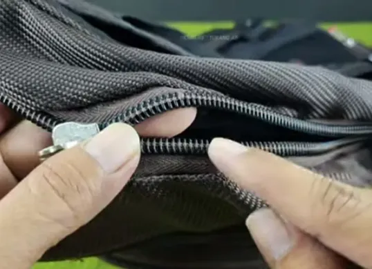 Ikuti panduan ini untuk memperbaiki ritsleting rusak pada tas, jaket, atau celana dengan cepat dan mudah (Sumber: YouTube/@TUKANG AB)