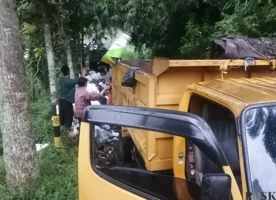 Petugas UPT Kebersihan DLH Bandung Barat, mengangkut sampah di Kampung Cijengkol, Desa Wangunsari, Lembang, Bandung Barat, Senin 7 April 2025. (Sumber: Poskota/Gatot Poedji Utomo)