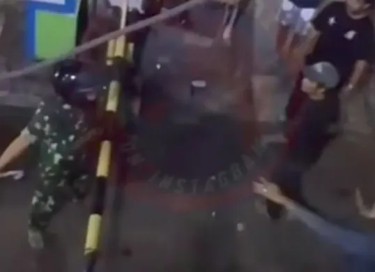 Babinsa bubarkan dua kelompok remaja yang nyaris tawuran di Jatinegara hanya dengan selang. Aksi cepat ini viral dan diapresiasi sebagai upaya menjaga keamanan warga. (Sumber: Capture Instagram @info.negeri)