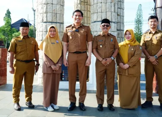 Bupati Indramayu Lucky Hakim menghadiri apel ASN Pemkab Indramayu pada hari pertama kerja Selasa, 8 April 2025. (Sumber: Dok Pemkab Indramayu)