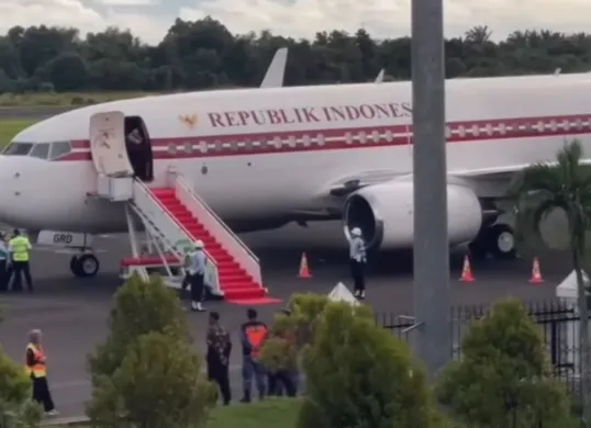 Heboh mengenai asisten pribadi Presiden Prabowo Subianto, Agung Surahman yang dijemput langsung menggunakan pesawat kepresidenan saat berada di Bengkulu. (Sumber: Capture @tedsky89)