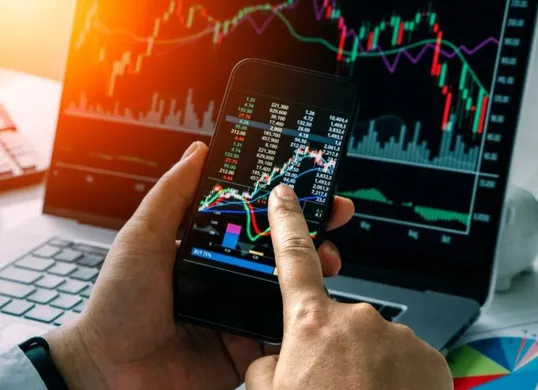 Bursa Efek Indonesia menunjukkan IHSG melemah pada sesi I, sementara beberapa saham mencatat lonjakan signifikan di tengah tekanan pasar. (Sumber: Pinterest)