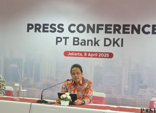 Direktur Utama Bank DKI, Agus H Widodo, memberikan keterangan pers terkait pemulihan layanan ATM usai pemeliharaan sistem, di Jakarta, Selasa, 8 April 2025. (Sumber: Poskota/Pandi Ramedhan)