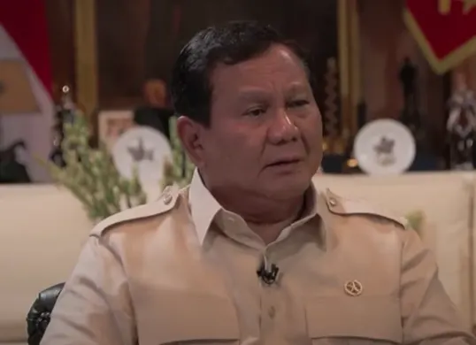 Presiden Prabowo Subianto saat diwawancarai oleh tujuh jurnalis senior di kediamannya di Hambalang, Bogor, membahas rencana dialog tertutup dengan kelompok pengkritik pemerintah. (Sumber: Dok/Narasi TV)