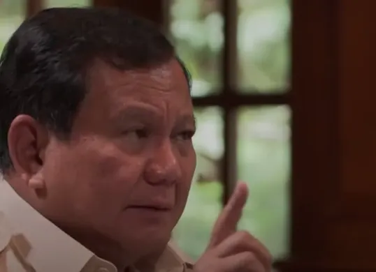 Presiden Prabowo Subianto saat dialog bersama tujuh jurnalis senior, menegaskan komitmen terhadap demokrasi dan menanggapi isu revisi UU TNI secara lugas. (Sumber: Dok/TVRI)