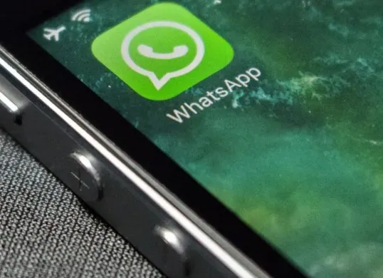 Aktifkan fitur ini di aplikasi WhatsApp, agar orang lain tidak bisa menghubungi kita. (Canva)