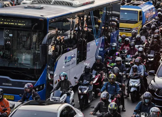 Sejumlah ruas jalan di Jakarta berpotensi macet hari ini, Senin. 5 Oktober 2026 karena ada demo di DPR dan Timnas Indonesia di GBK. (Sumber: Poskota/Bilal Nugraha Ginanjar)