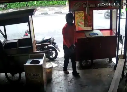 Rekaman CCTV memperlihatkan seorang pria berjaket ojol diduga pelaku pembobolan warung kelontong milik Ketua RW 06 Kelurahan Cengkareng Barat, Jakarta Barat, pada Jumat pagi, 4 April 2025. (Sumber: Istimewa)
