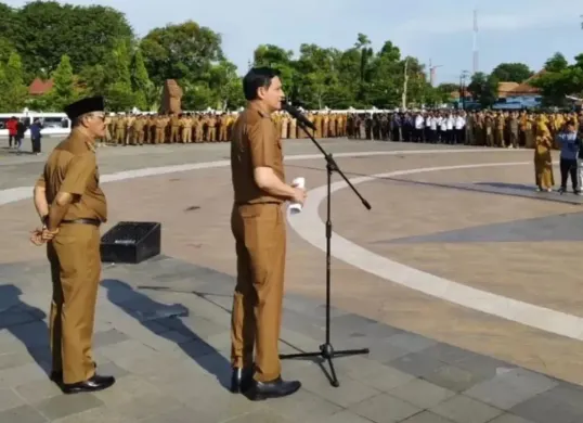 Bupati Indramayu, Lucky Hakim saat pimpin apel pagi pada Selasa, 8 April 2025. (Sumber: Instagram)