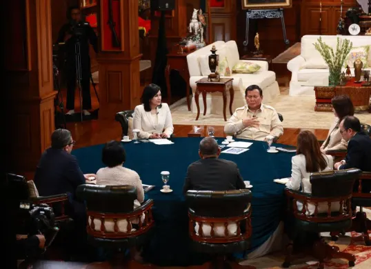 Pertemuan Presiden Prabowo Subianto bersama tujuh jurnalis senior dari grup media ternama, Minggu, 6 April 2025. (Sumber: X/@prabowo)
