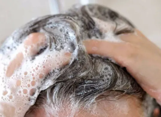 Ilustrasi, cara mengatasi kutu rambut pada si kecil secara alami. (Sumber: Pinterest)