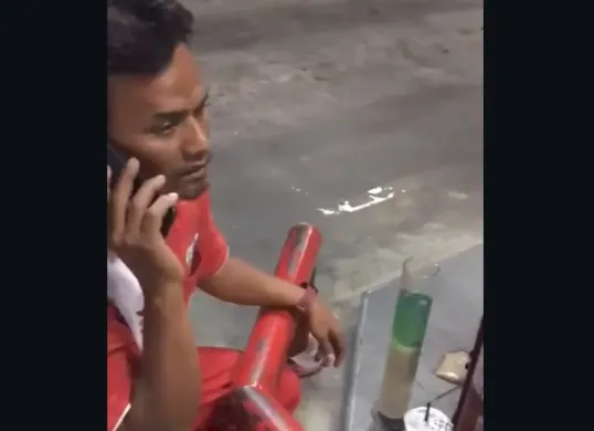 Seorang petugas SPBU di Klaten memperlihatkan BBM Jenis Pertalite tercampur air sehingga banyak kendaraan warga yang mogok dan kini videonya viral di media sosial. (Sumber: Capture video instagram @infocegatannjogya)