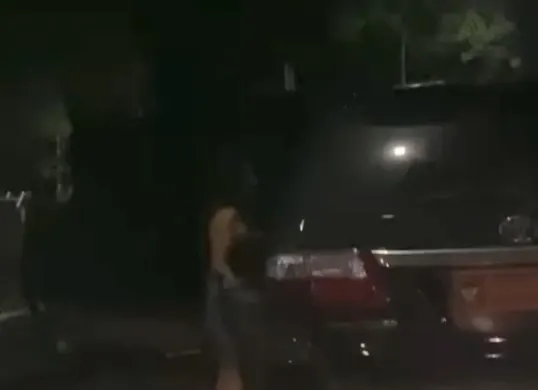 Viral kendaraan dinas diduga milik Kemhan tengah berhenti dipinggir jalan dan menawar seorang PSK yang tengah mangkal. (Sumber: Capture Instagram @folkatip)