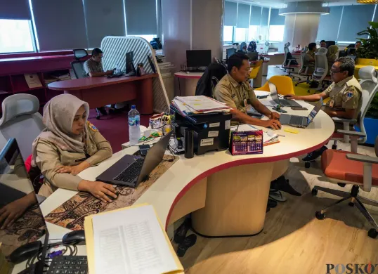 Gubernur Jakarta Pramono Anung menyebut sebanyak 2,37 persen ASN DKI Jakarta tidak hadir pada hari pertama kerja usai Idul Fitri 1446 Hijriah karena masih WFA (Work Form Anywhere) sampai Rabu, 9 April 2025. (Sumber: Poskota/Bilal Nugraha Ginanjar)