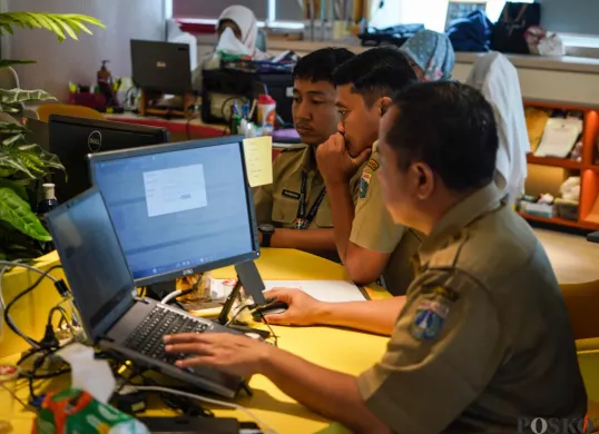 Sejumlah Aparatur Sipil Negara (ASN) Pemprov Jakarta mulai bekerja di Gedung Balaikota Jakarta, Selasa, 8 April 2025. (Sumber: Poskota/Bilal Nugraha Ginanjar)