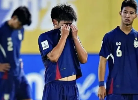 Skuad Thailand U-17 terlihat terpukul usai kekalahan dari Arab Saudi. (Sumber: Changsuek)