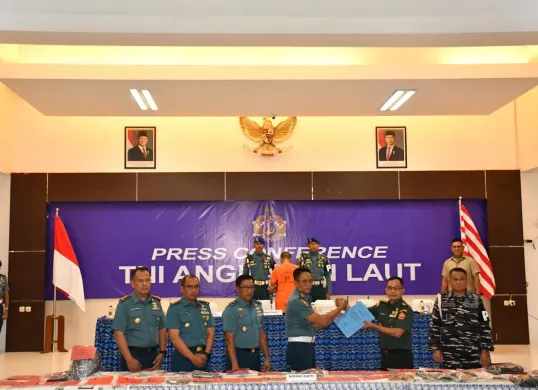 Konferensi pers pembunuhan jurnalis Juwita oleh prajurit TNI AL yaitu Kelasi Satu Jumran, di Mako Pangkalan TNI Angkatan Laut (Lanal) Banjarmasin, Kalimantan Selatan, Selasa, 8 April 2025. (Sumber: Dok. TNI AL)