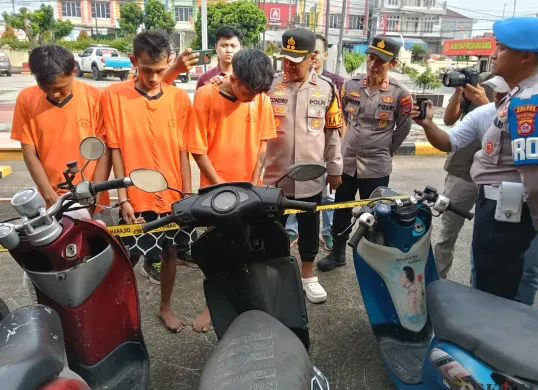 Tiga begundal curanmor menunduk lesu setelah nekat mencuri motor dinas polisi yang sedang salat Subuh di masjid. Barang bukti motor hasil kejahatan turut dipajang dalam konferensi pers di Mapolsek Cikande. (Sumber: Poskota/Rahmat Haryono)