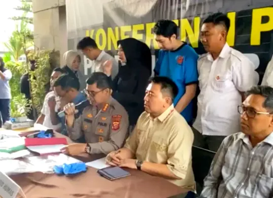 Tangkapan layar. Konferensi pers Polda Jabar saat mengungkap kasus kekerasan seksual oleh dokter PPDS di RSHS. (Sumber: X/@humaspoldajbr)