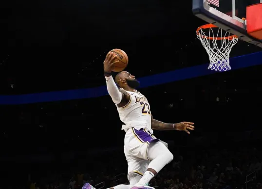 Pemain LA Lakers, LeBron James harus berjuang ekstra di tiga laga sisa babak reguler untuk mengamankan tempat di babak playoffs NBA 2025. (Sumber: Instagram @lakers)