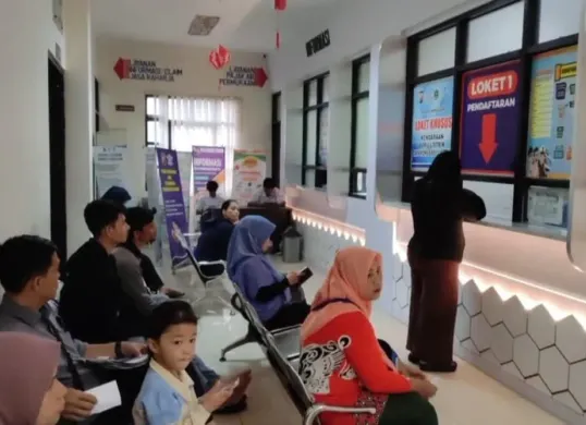 Sejumlah wajib pajak saat antre di loket layanan Samsat Pandeglang. (Sumber: Poskota/Samsul Fatoni)