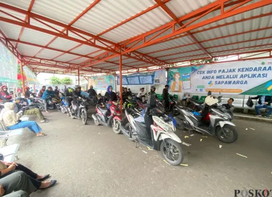 Antrean kendaraan roda dua di Kantor Samsat Cimahi, Rabu, 9 April 2025. (Sumber: Poskota/Gatot Poedji Utomo)