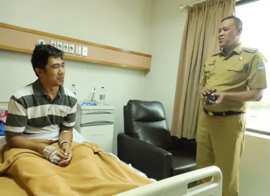 Wali Kota Bekasi Tri Adhianto mengunjungi Sutiyono, petugas keamanan rumah sakit yang menjadi korban penganiayaan di RS Mitra Keluarga Bekasi Barat. (Sumber: Dok. Pemkot Bekasi)