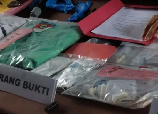 Barang bukti yang mengindikasikan tersangka kasus kekerasan seksual di RSHS Bandung diduga memiliki perilaku penyimpangan seksual. (Sumber: X/@humaspoldajbr)
