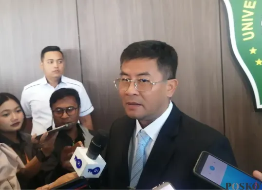 Wakil Gubernur Jawa Barat, Erwan Setiawan menyatakan Pemerintah Provinsi Jabar akan mengapresiasi Persib Bandung atas kemenangannya di Liga 1 musim 2024-2025. (Sumber: Poskota/Gatot Poedji Utomo)