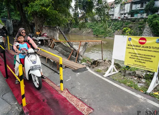 Jembatan Alternatif Kebon Manggis Ambruk