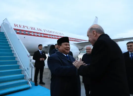 Tiba di Bandar Udara Internasional Esenboga, Ankara, Presiden Prabowo Subianto disambut Recep Tayyip Erdoğan. (Sumber: X/@prabowo)