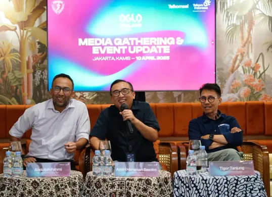 VP Brand & Marketing Communication Telkomsel Abdullah Fahmi, VP Corporate Communication Telkom Andri Herawan Sasoko, dan Sekretaris Jenderal PB PASI Tigor Tanjung. (Sumber: Dok. Telkom Indonesia)