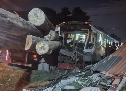 Kecelakaan maut melibatkan Kereta Api Commuter Line Jenggala dengan truk bermuatan kayu di Gresik, Jawa Timur. (Sumber: X/@txttransportasi)