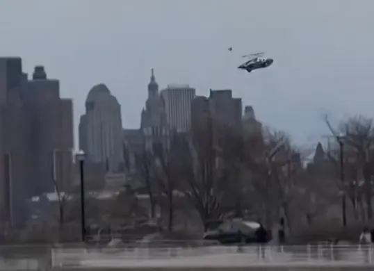Helikopter wisata Bell 206 jatuh di Sungai Hudson, New York, menewaskan 6 orang termasuk 2 anak. Diduga kehilangan kendali usai melewati Jembatan George Washington. Penyebab masih diselidiki. (Sumber: Capture Video AP)