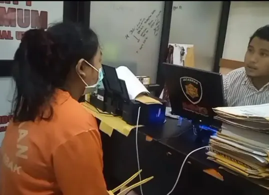 Terduga pelaku pembuang bayi saat diperiksa oleh Satreskrim Polres Lebak. (Sumber: Dok. Polres Lebak)