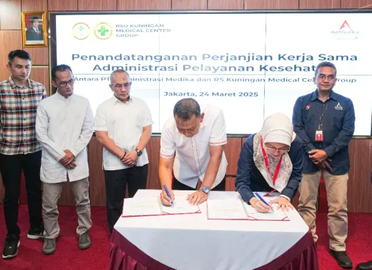 Direktur Utama PT Administrasi Medika, Dian Prambini dan Otong lip selaku Direktur Utama PT Pilar Mandiri Kuningan (RS Kuningan Medical Center Group), melakukan penandatanganan kerja sama pelayanan administrasi kesehatan.