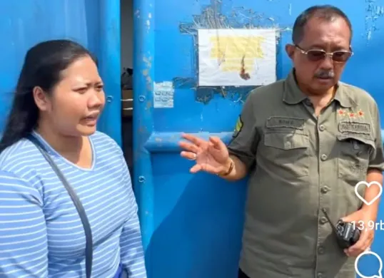 Potret wakil walikota Surabaya, Armuji (kanan) yang dilaporkan ke polisi usai sidak perusahaan yang menahan ijazah karyawan. (Sumber: Instagram/@Cakj1)