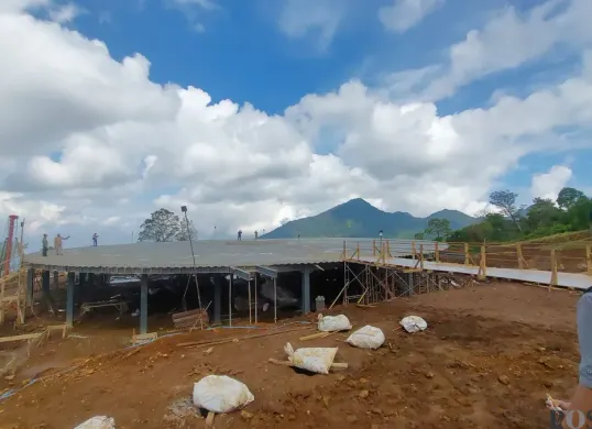 Kondisi proyek pembangunan Eiger Camp di Desa Karyawangi, Kecamatan Parongpong, Kabupaten Bandung Barat. (Sumber: Poskota/Gatot Poedji Utomo)