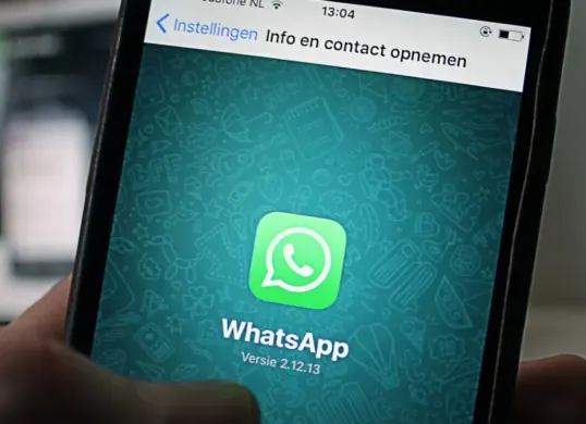 Cara scan dokumen di aplikasi WhatsApp fitur baru 2025. (Canva)